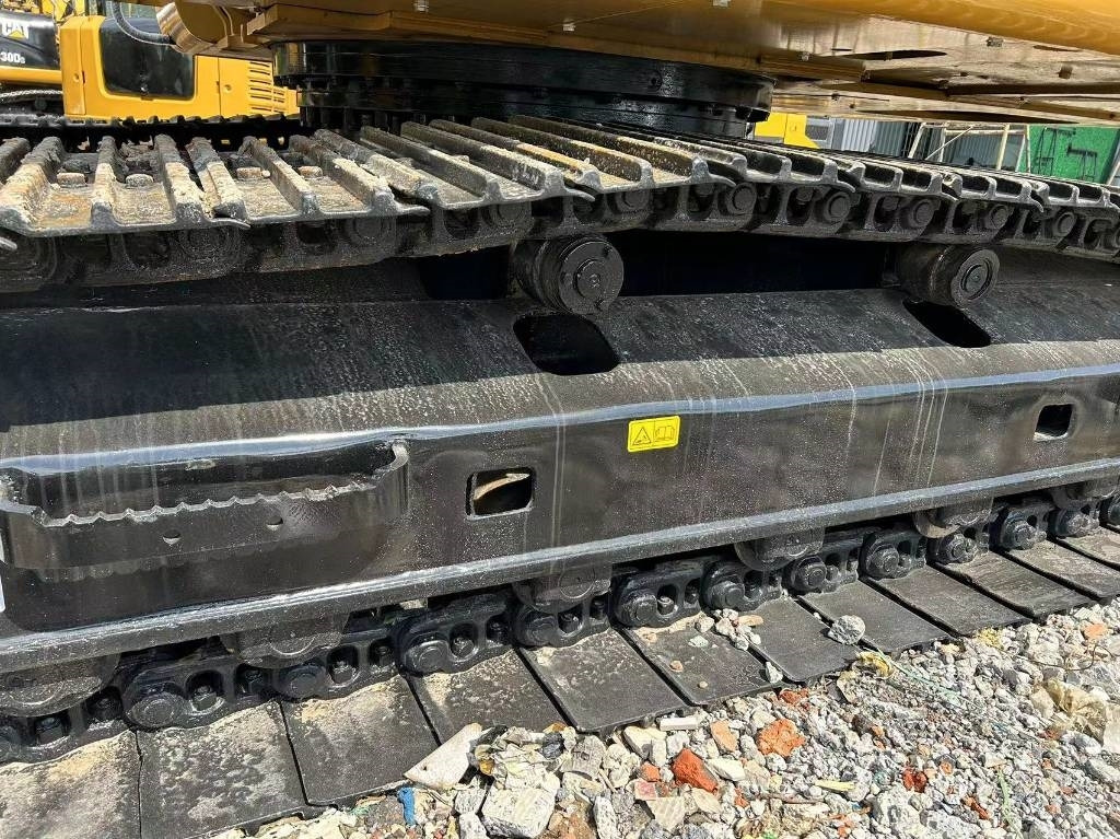 CAT 320 D - Lánctalpas kotró: 3 kép. CAT 320 D - Lánctalpas kotró: 3 kép.