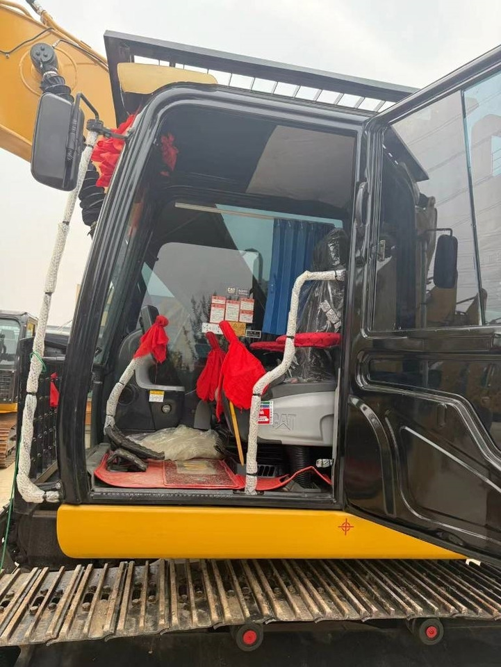 CAT 320 D - Lánctalpas kotró: 4 kép. CAT 320 D - Lánctalpas kotró: 4 kép.