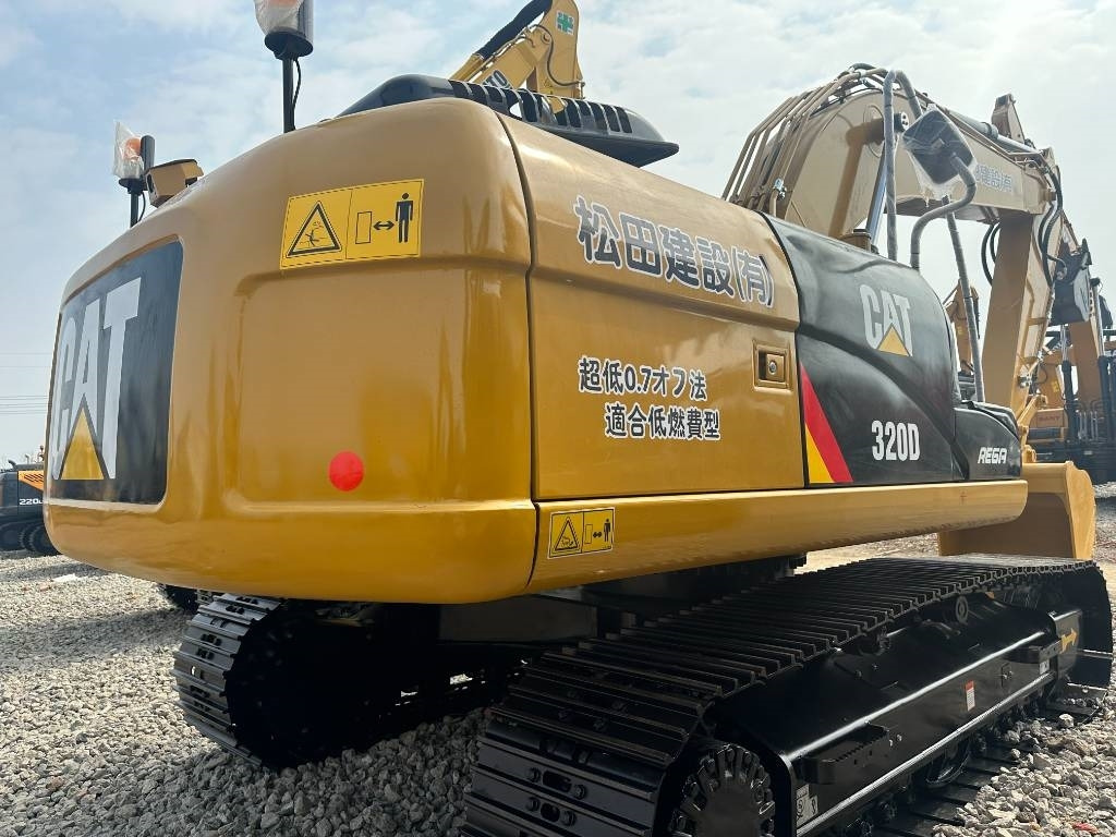 CAT 320 D - Lánctalpas kotró: 5 kép. CAT 320 D - Lánctalpas kotró: 5 kép.