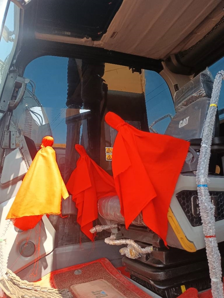 CAT 320 GC - Lánctalpas kotró: 4 kép. CAT 320 GC - Lánctalpas kotró: 4 kép.