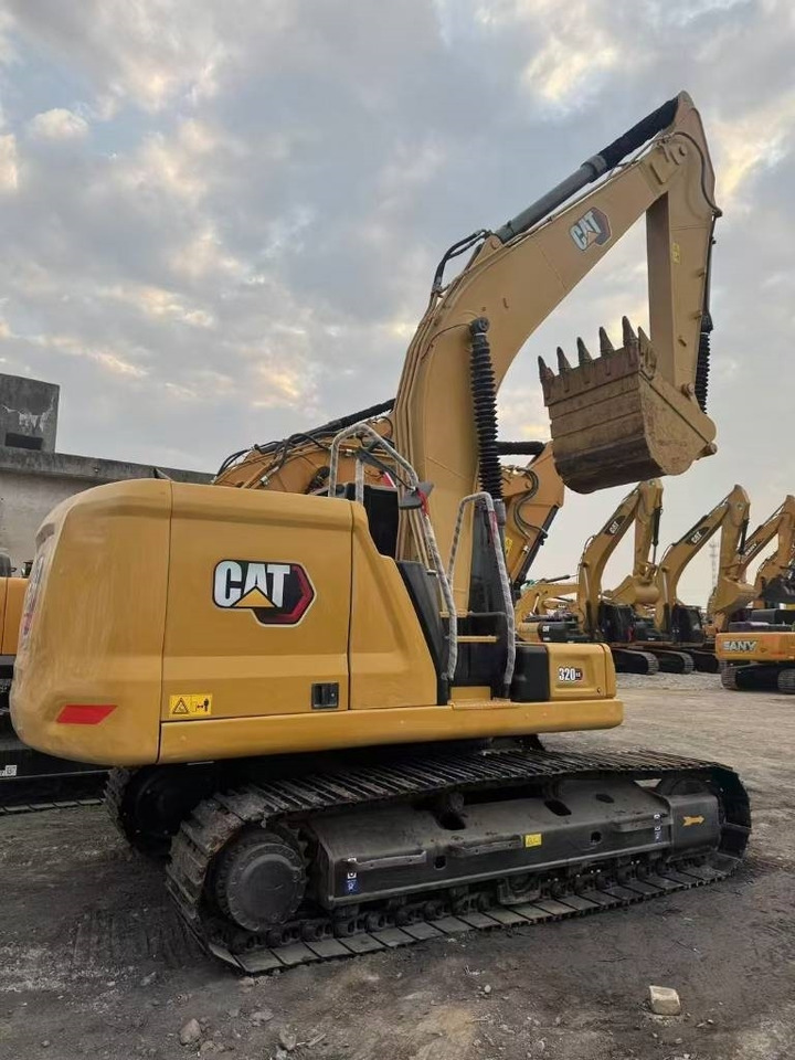 CAT 320 GC - Lánctalpas kotró: 2 kép. CAT 320 GC - Lánctalpas kotró: 2 kép.