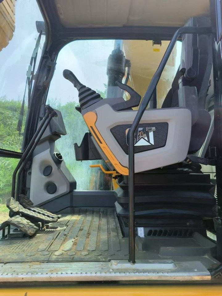 CAT 323 GC - Lánctalpas kotró: 3 kép. CAT 323 GC - Lánctalpas kotró: 3 kép.