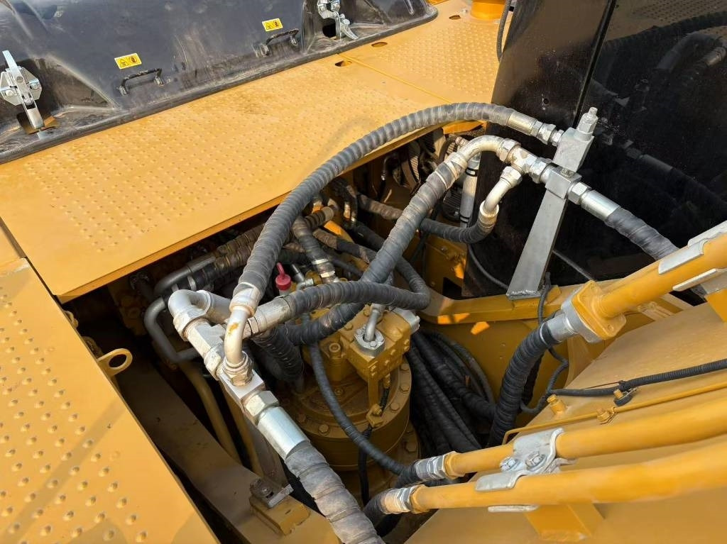 CAT 325 D - Lánctalpas kotró: 3 kép. CAT 325 D - Lánctalpas kotró: 3 kép.