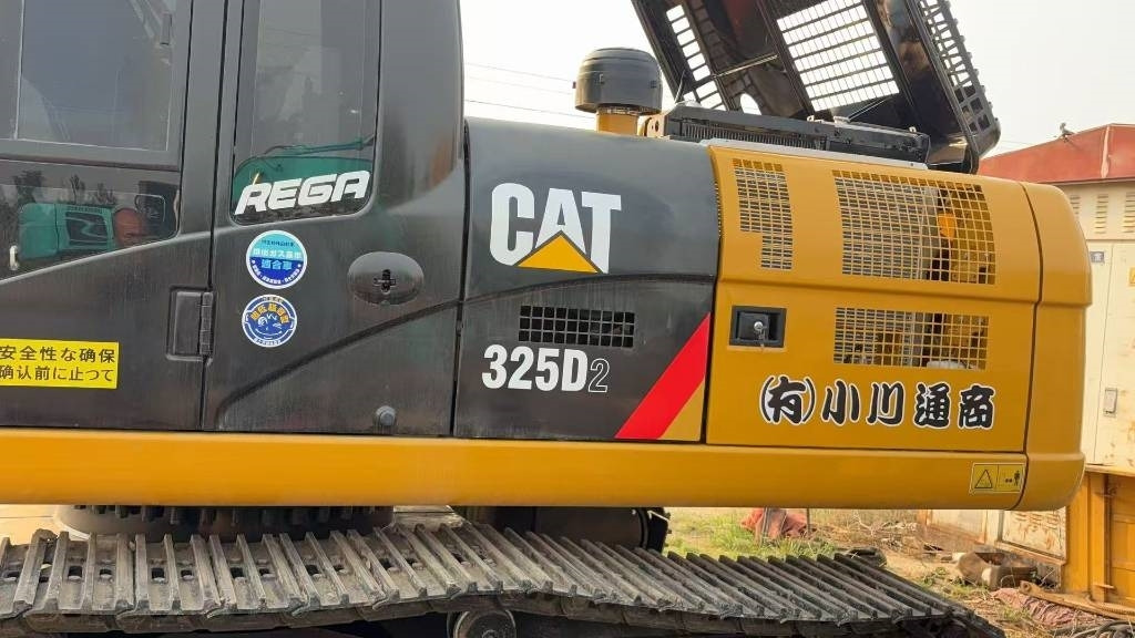 CAT 325 D - Lánctalpas kotró: 2 kép. CAT 325 D - Lánctalpas kotró: 2 kép.