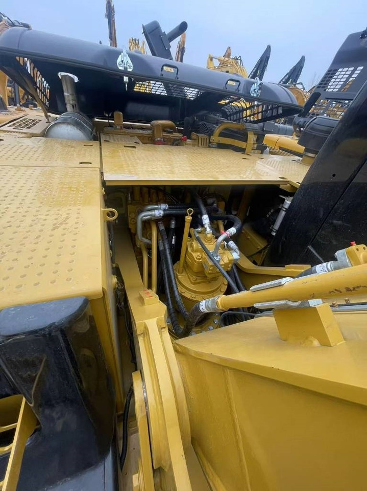 CAT 329 D - Lánctalpas kotró: 3 kép. CAT 329 D - Lánctalpas kotró: 3 kép.