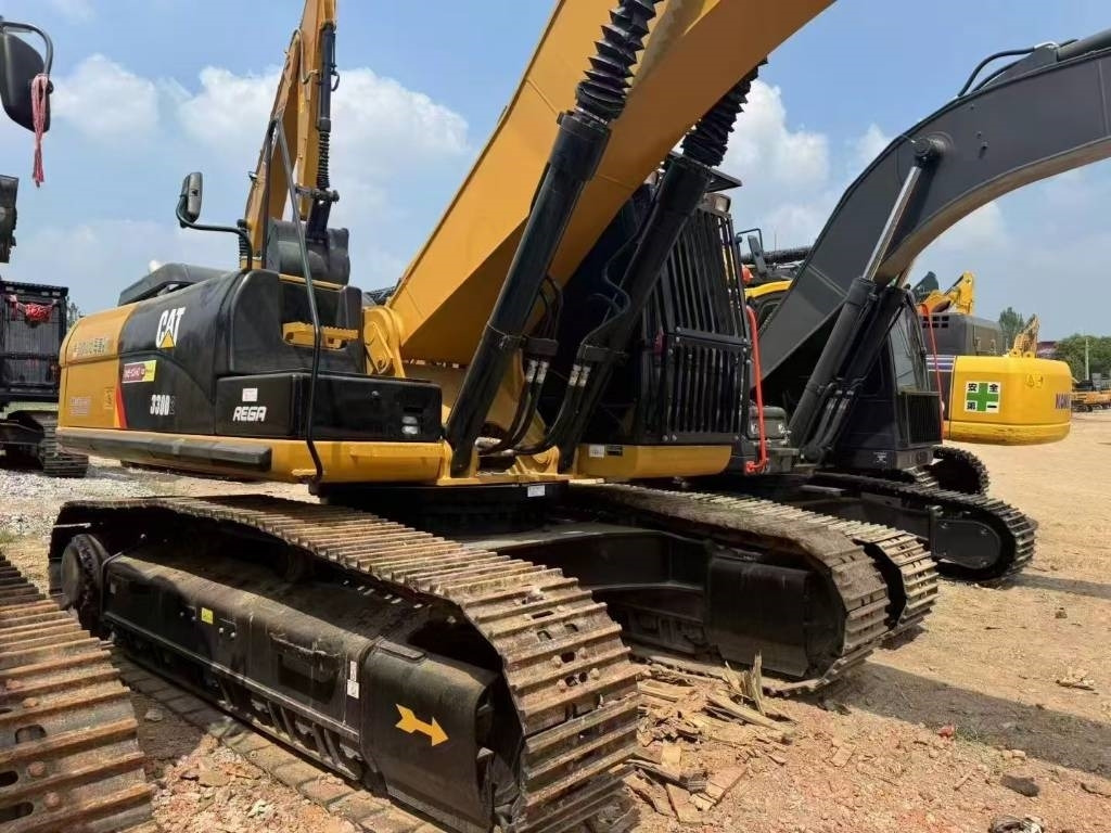 CAT 330 D L - Lánctalpas kotró: 2 kép. CAT 330 D L - Lánctalpas kotró: 2 kép.