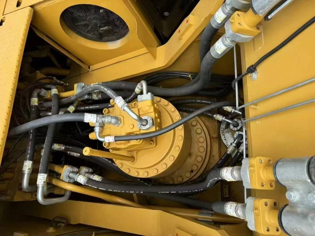 CAT 330 D L - Lánctalpas kotró: 3 kép. CAT 330 D L - Lánctalpas kotró: 3 kép.