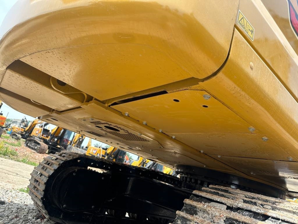 CAT 330 - Lánctalpas kotró: 4 kép. CAT 330 - Lánctalpas kotró: 4 kép.