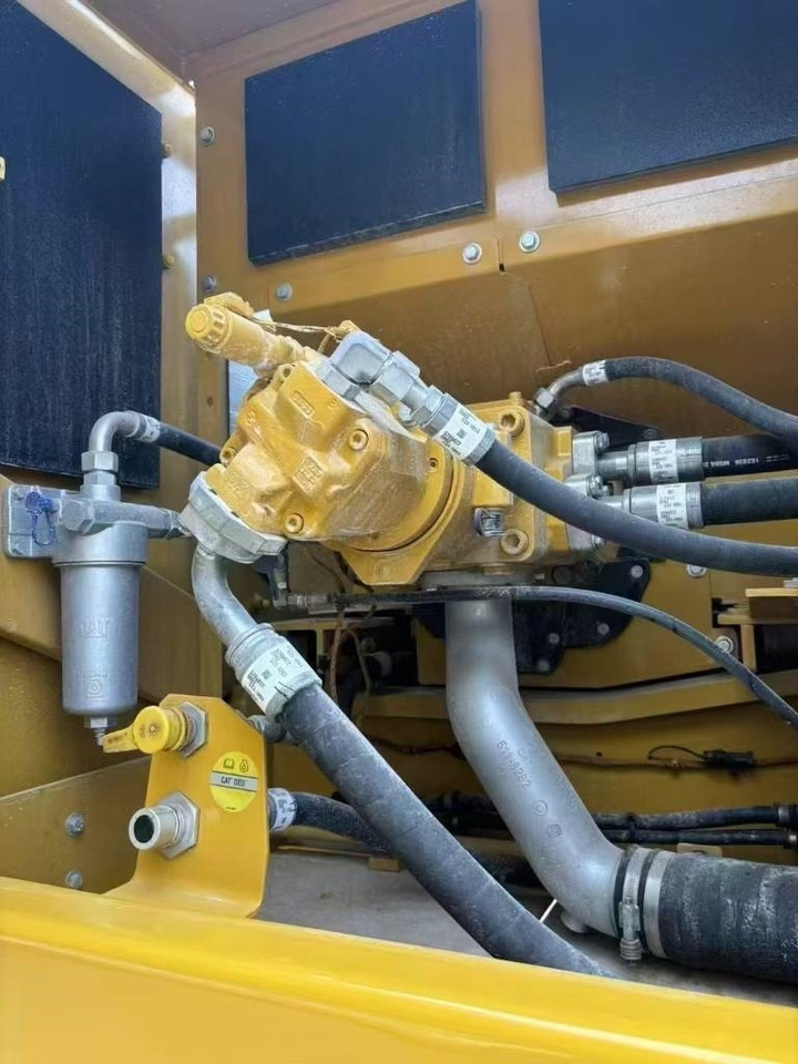 CAT 336 GC  - Lánctalpas kotró: 2 kép. CAT 336 GC  - Lánctalpas kotró: 2 kép.