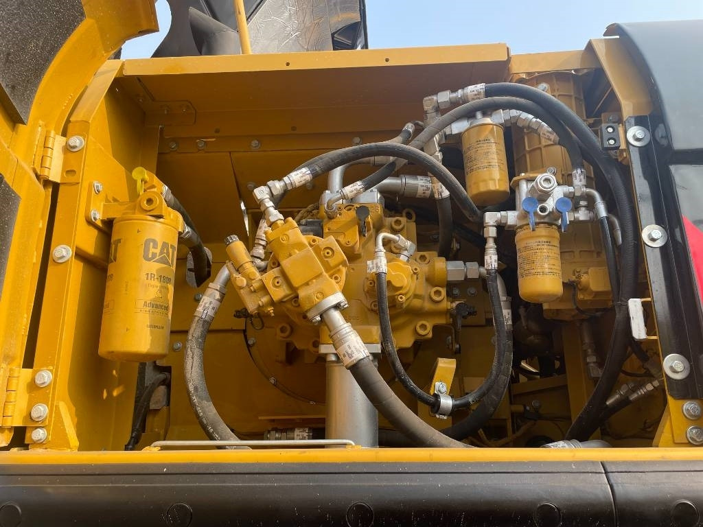 CAT 340 - Lánctalpas kotró: 4 kép. CAT 340 - Lánctalpas kotró: 4 kép.