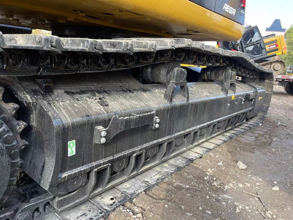 CAT 349 - Lánctalpas kotró: 3 kép. CAT 349 - Lánctalpas kotró: 3 kép.