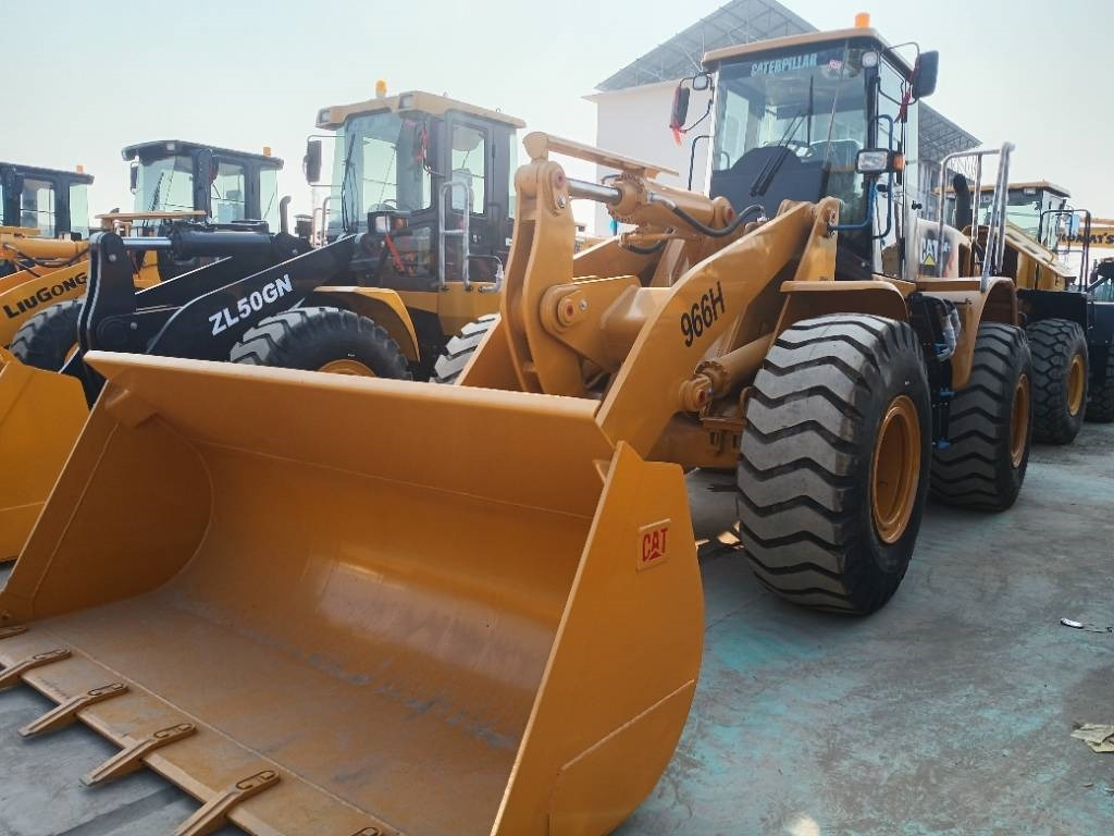 CAT 966 H  - Gumikerekes homlokrakodó: 5 kép. CAT 966 H  - Gumikerekes homlokrakodó: 5 kép.
