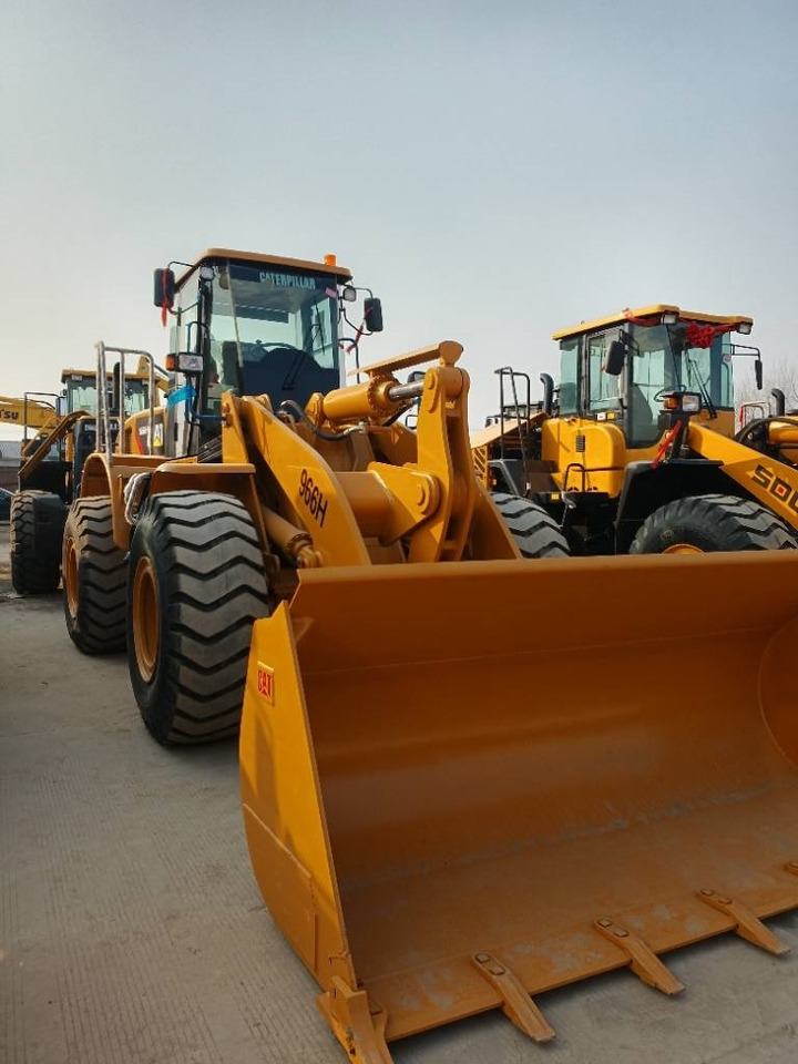 CAT 966 H  - Gumikerekes homlokrakodó: 4 kép. CAT 966 H  - Gumikerekes homlokrakodó: 4 kép.