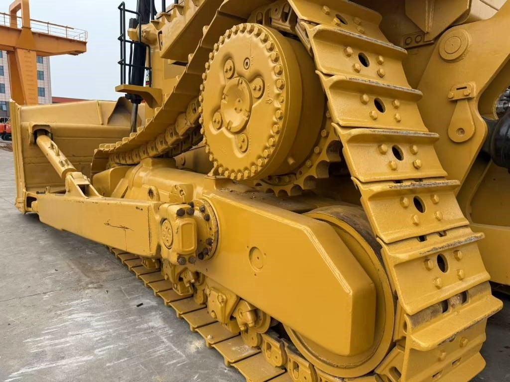 CAT D 10 R - Buldózer: 4 kép. CAT D 10 R - Buldózer: 4 kép.
