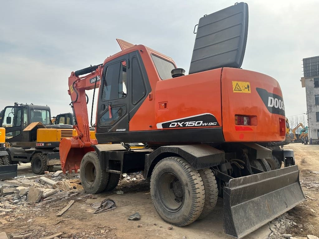 Doosan 150 - Gumikerekes kotró: 2 kép. Doosan 150 - Gumikerekes kotró: 2 kép.