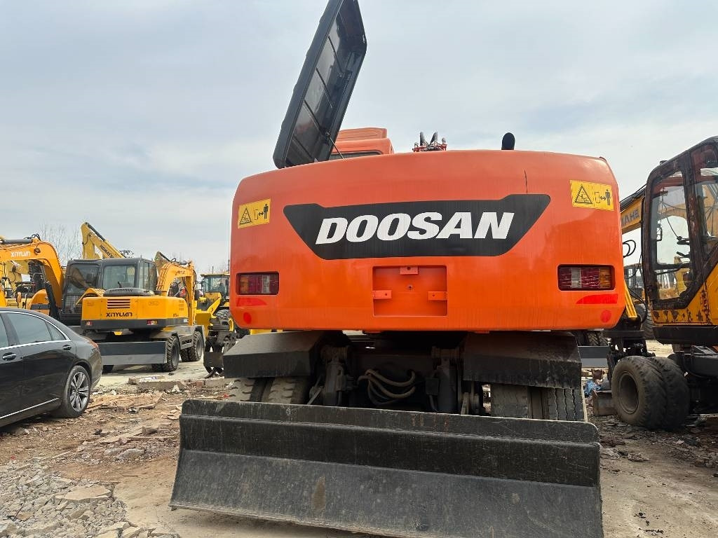 Doosan 150 - Gumikerekes kotró: 2 kép. Doosan 150 - Gumikerekes kotró: 2 kép.