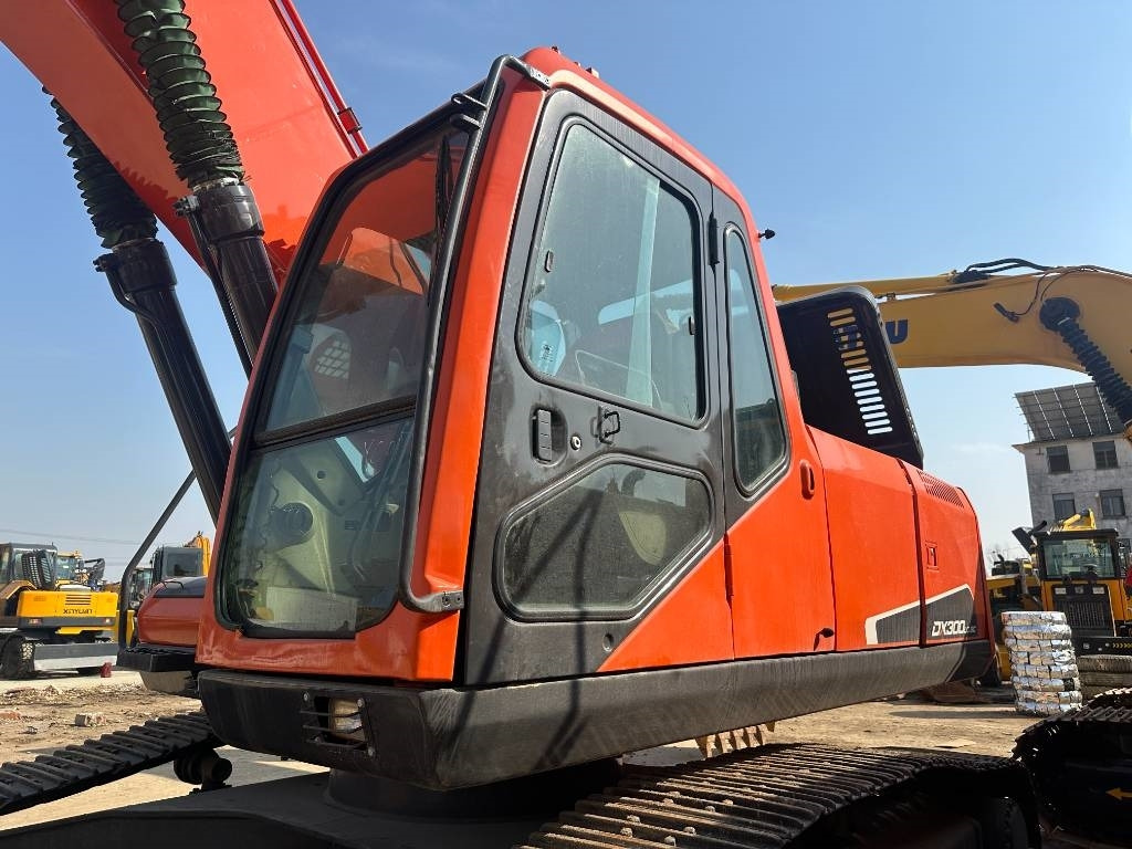 Doosan 300-7 - Lánctalpas kotró: 4 kép. Doosan 300-7 - Lánctalpas kotró: 4 kép.