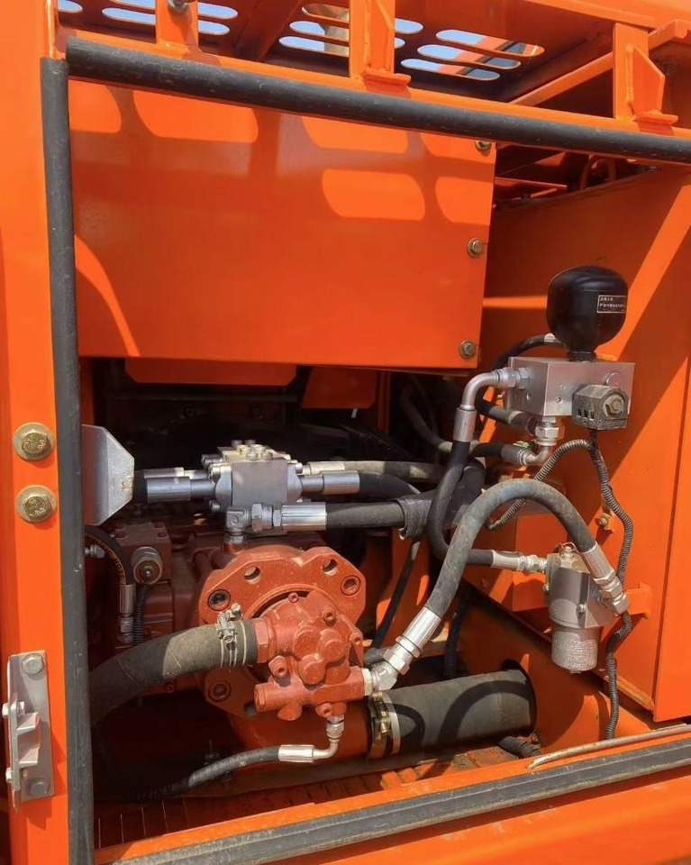 Doosan DH 150 - Lánctalpas kotró: 3 kép. Doosan DH 150 - Lánctalpas kotró: 3 kép.