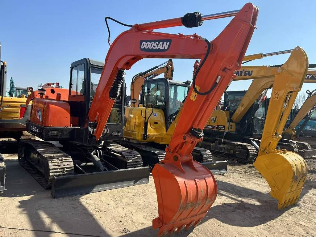 Doosan DH 55 - Minikotró: 2 kép. Doosan DH 55 - Minikotró: 2 kép.