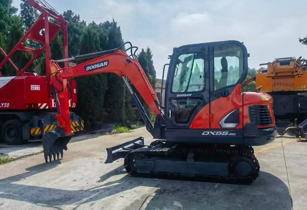 Doosan DH 55 - Minikotró: 2 kép. Doosan DH 55 - Minikotró: 2 kép.