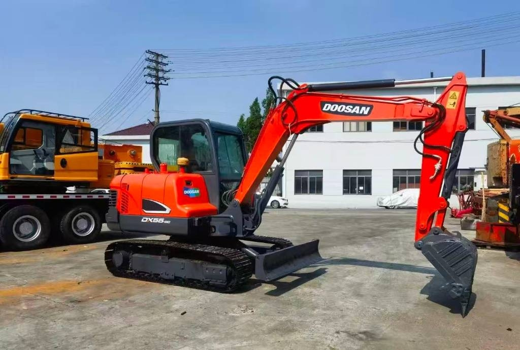 Doosan DH 55 - Minikotró: 1 kép. Doosan DH 55 - Minikotró: 1 kép.