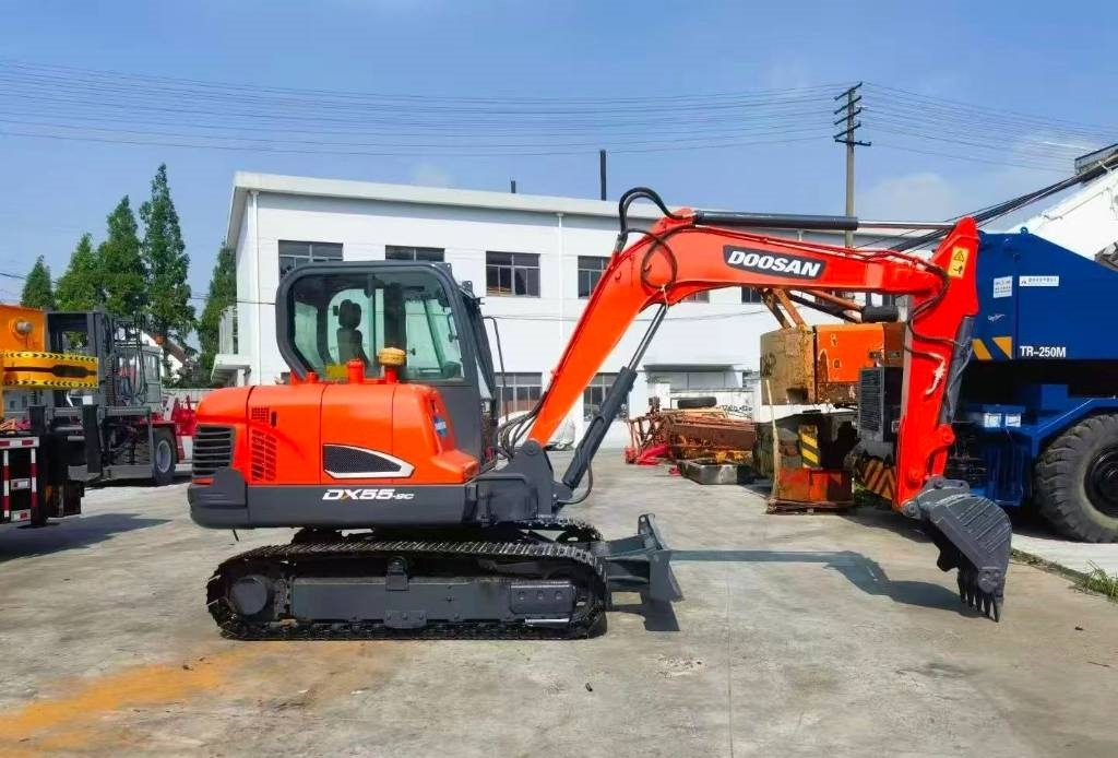 Doosan DH 55 - Minikotró: 4 kép. Doosan DH 55 - Minikotró: 4 kép.