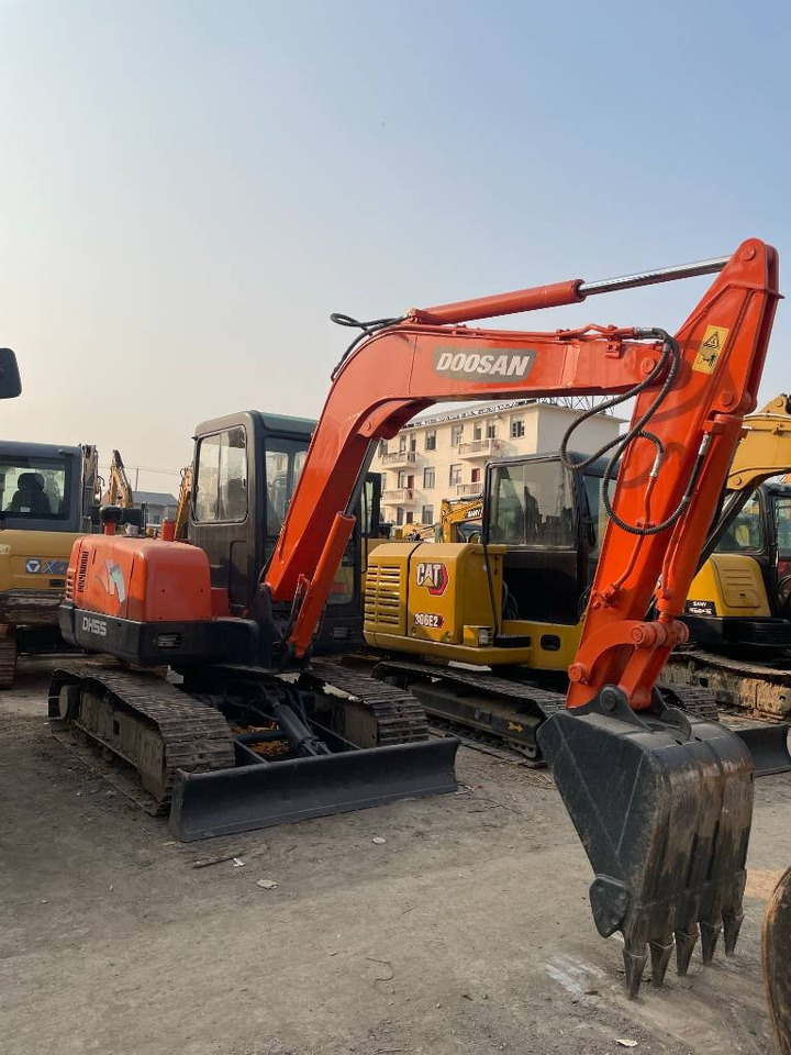 Doosan DH 55 - Minikotró: 1 kép. Doosan DH 55 - Minikotró: 1 kép.
