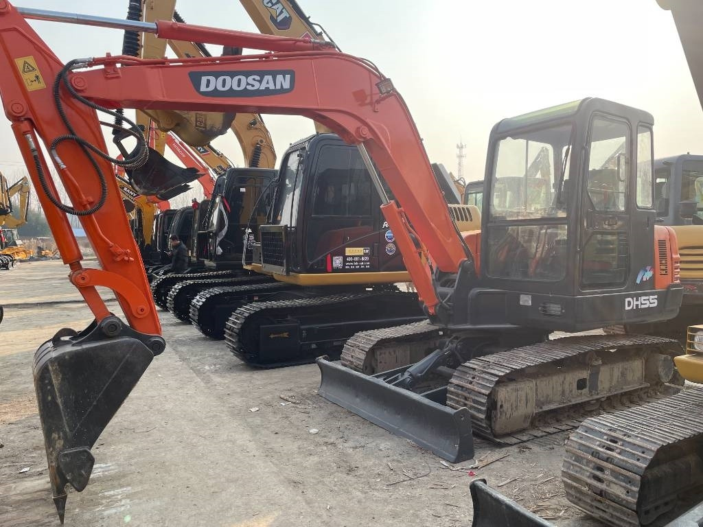 Doosan DH 55 - Minikotró: 2 kép. Doosan DH 55 - Minikotró: 2 kép.