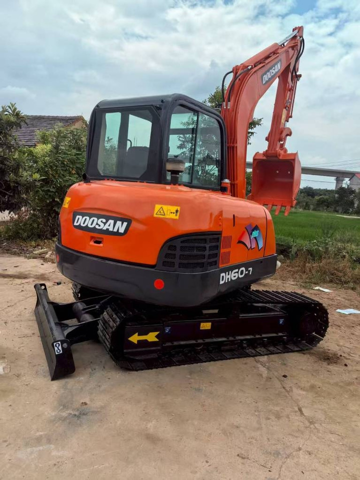 Doosan DH 60 - Minikotró: 1 kép. Doosan DH 60 - Minikotró: 1 kép.