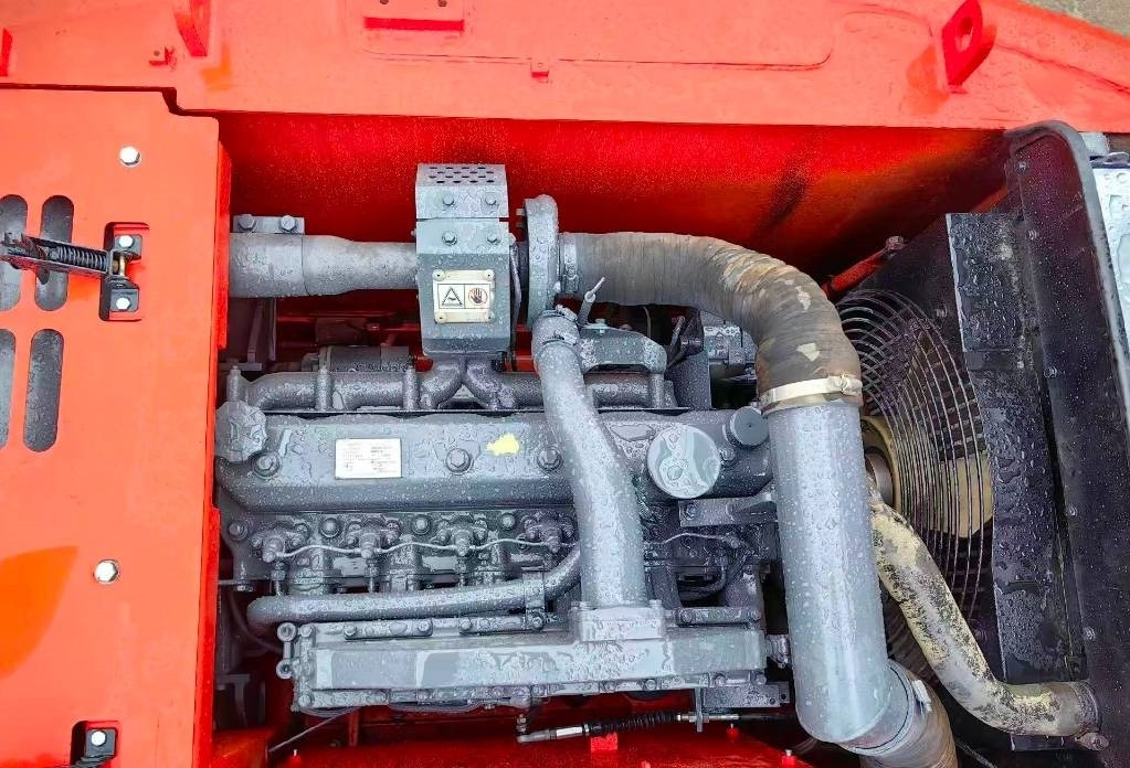 Doosan DX 140 - Lánctalpas kotró: 3 kép. Doosan DX 140 - Lánctalpas kotró: 3 kép.