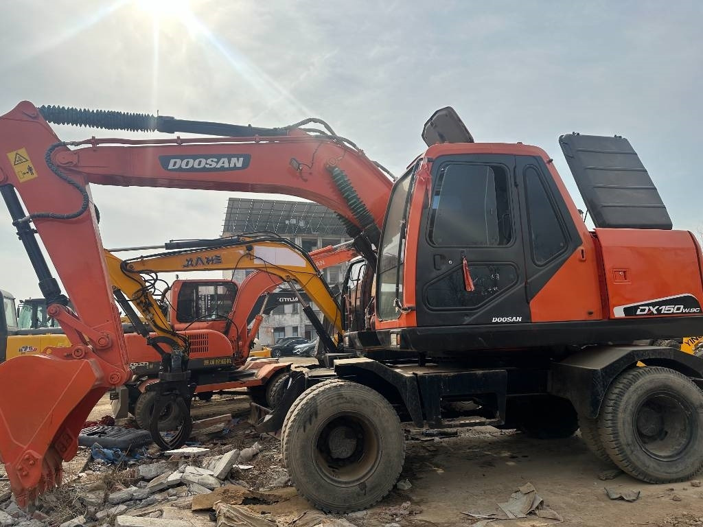 Doosan DX 150W -9 - Gumikerekes kotró: 4 kép. Doosan DX 150W -9 - Gumikerekes kotró: 4 kép.