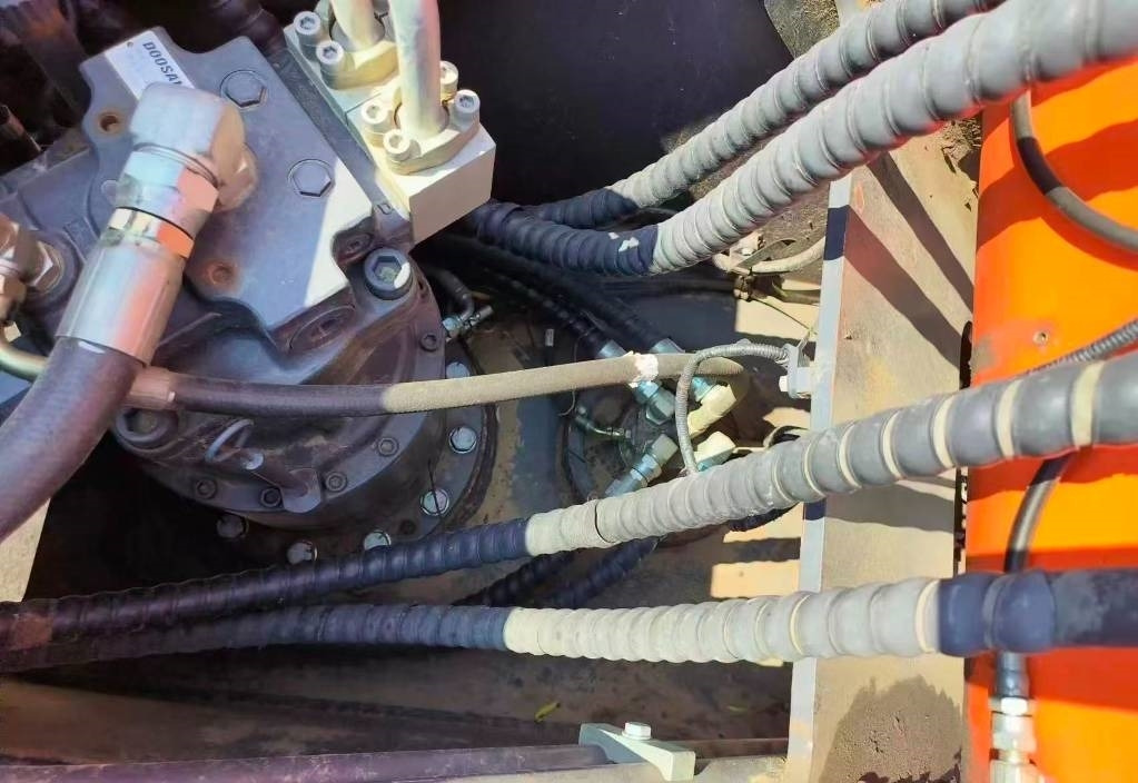 Doosan DX 200 - Lánctalpas kotró: 4 kép. Doosan DX 200 - Lánctalpas kotró: 4 kép.