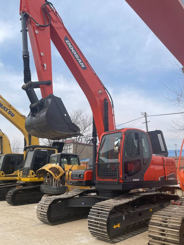 Doosan DX 225 - Lánctalpas kotró: 1 kép. Doosan DX 225 - Lánctalpas kotró: 1 kép.