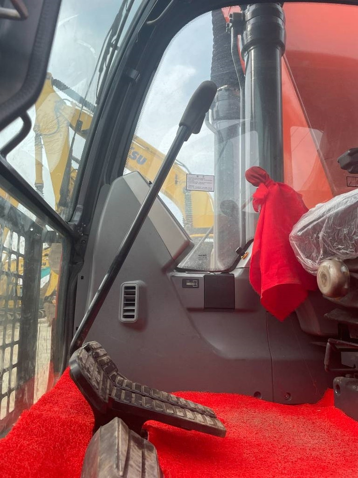 Doosan DX 225 - Lánctalpas kotró: 4 kép. Doosan DX 225 - Lánctalpas kotró: 4 kép.