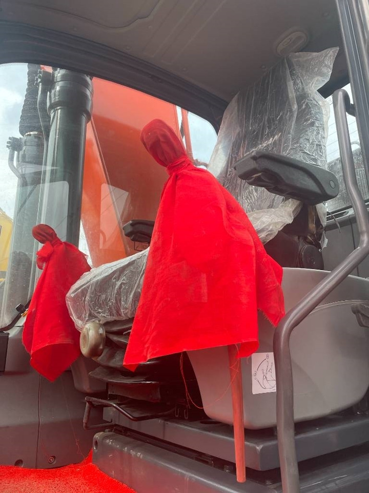 Doosan DX 225 - Lánctalpas kotró: 3 kép. Doosan DX 225 - Lánctalpas kotró: 3 kép.