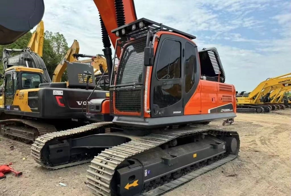 Doosan DX 225 - Lánctalpas kotró: 4 kép. Doosan DX 225 - Lánctalpas kotró: 4 kép.