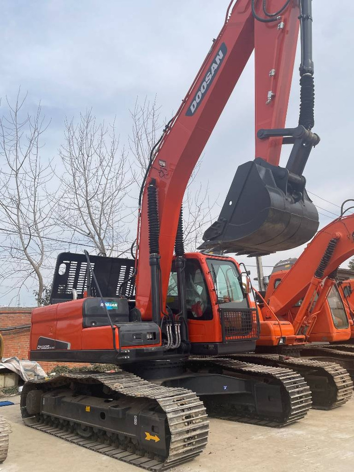 Doosan DX 225 LCA - Lánctalpas kotró: 1 kép. Doosan DX 225 LCA - Lánctalpas kotró: 1 kép.