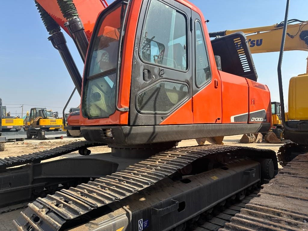 Doosan DX 300 - Lánctalpas kotró: 5 kép. Doosan DX 300 - Lánctalpas kotró: 5 kép.