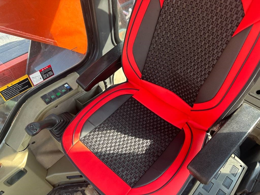 Lánctalpas kotró Doosan DX 300: 16 kép.