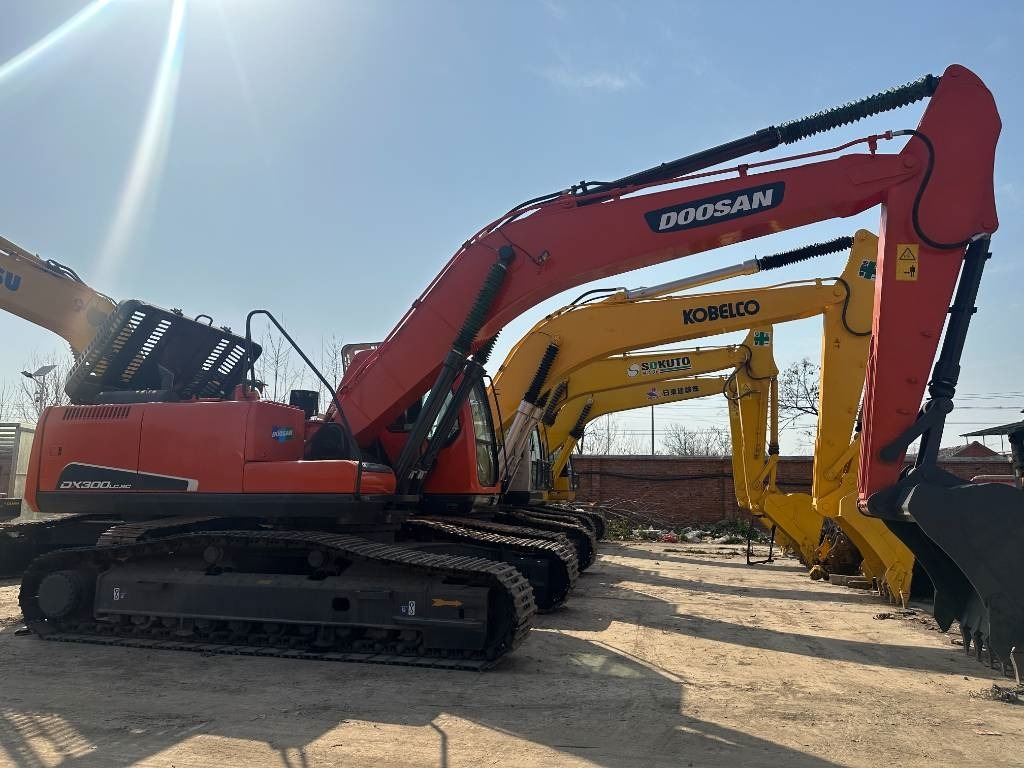 Doosan DX 300 - Lánctalpas kotró: 3 kép. Doosan DX 300 - Lánctalpas kotró: 3 kép.
