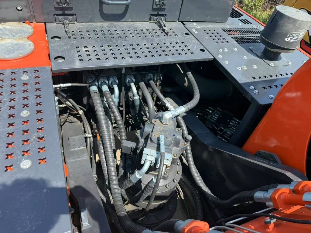 Doosan DX 340 - Lánctalpas kotró: 2 kép. Doosan DX 340 - Lánctalpas kotró: 2 kép.