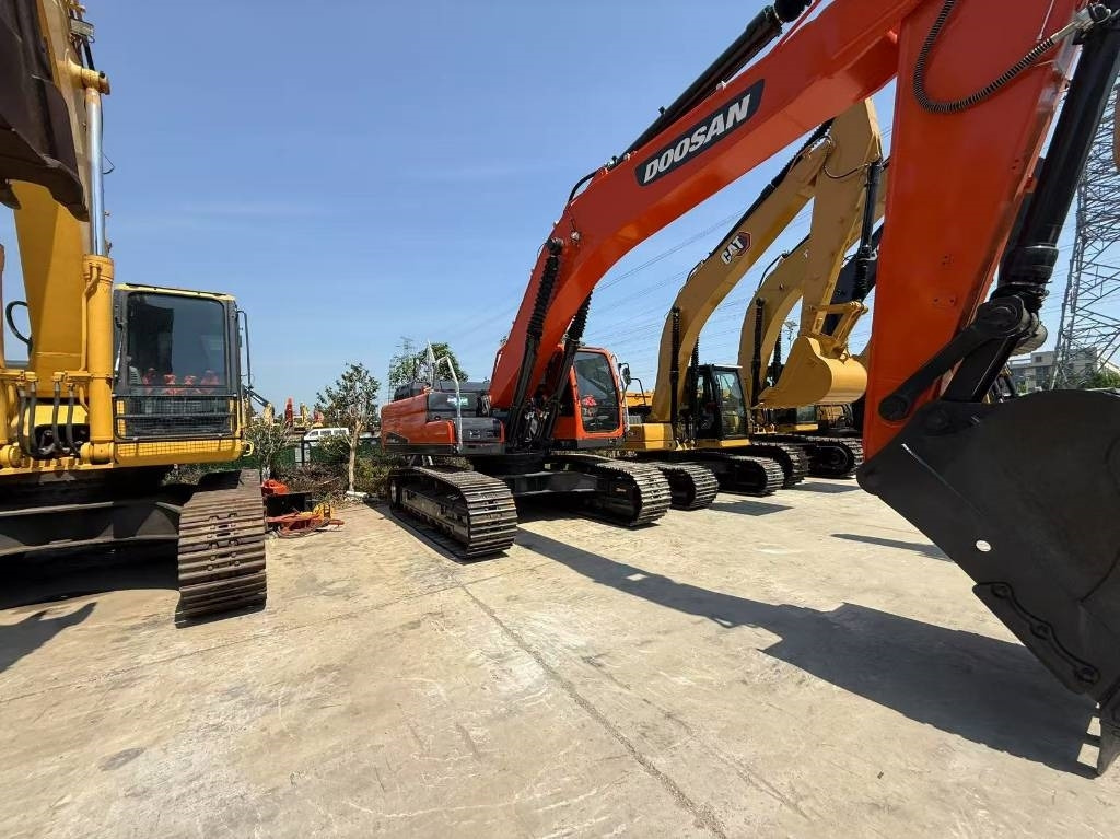 Lánctalpas kotró Doosan DX 340: 6 kép. Lánctalpas kotró Doosan DX 340: 6 kép.