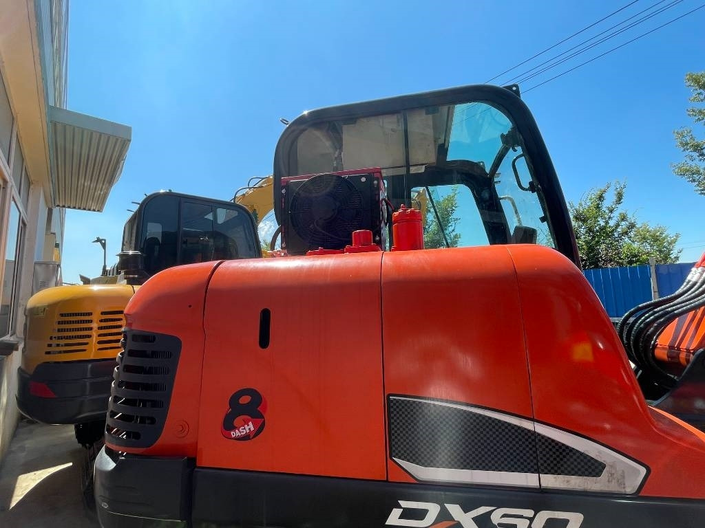 Doosan DX 60 - Lánctalpas kotró: 2 kép. Doosan DX 60 - Lánctalpas kotró: 2 kép.