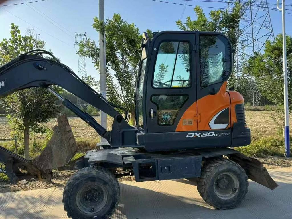 Doosan DX 60 - Lánctalpas kotró: 1 kép. Doosan DX 60 - Lánctalpas kotró: 1 kép.