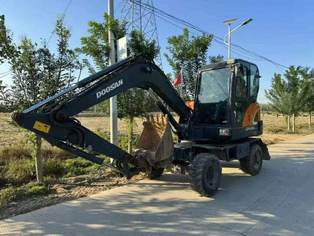 Doosan DX 60 - Lánctalpas kotró: 4 kép. Doosan DX 60 - Lánctalpas kotró: 4 kép.