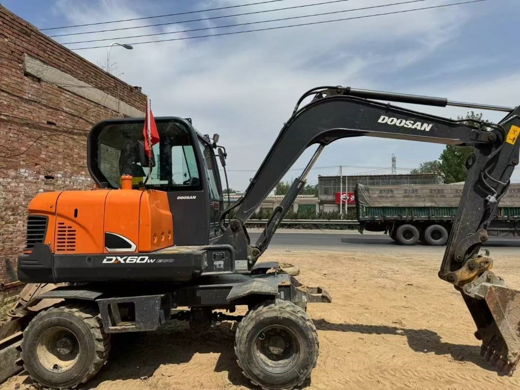 Doosan DX60W - Gumikerekes kotró: 3 kép. Doosan DX60W - Gumikerekes kotró: 3 kép.