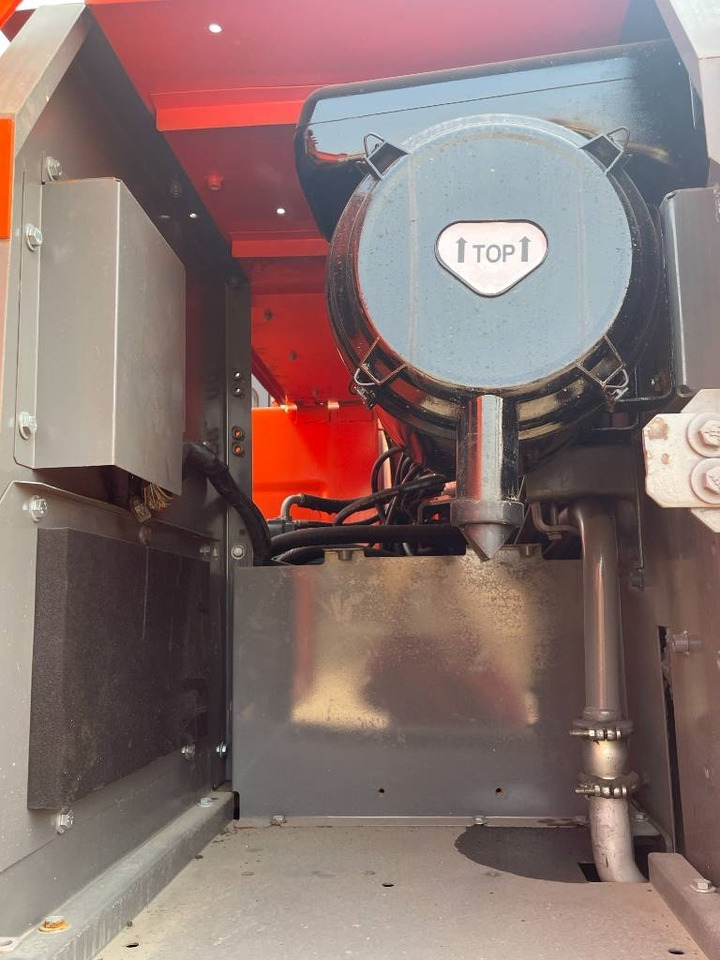 Hitachi 210LC - Lánctalpas kotró: 2 kép. Hitachi 210LC - Lánctalpas kotró: 2 kép.