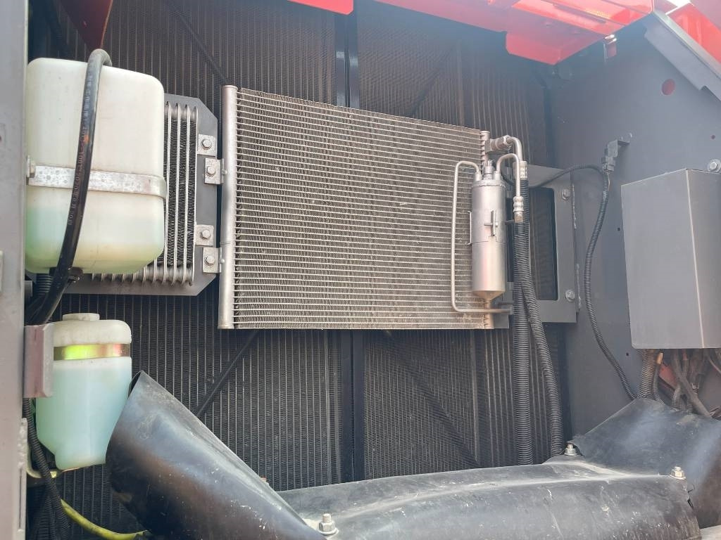 Hitachi 210LC - Lánctalpas kotró: 3 kép. Hitachi 210LC - Lánctalpas kotró: 3 kép.