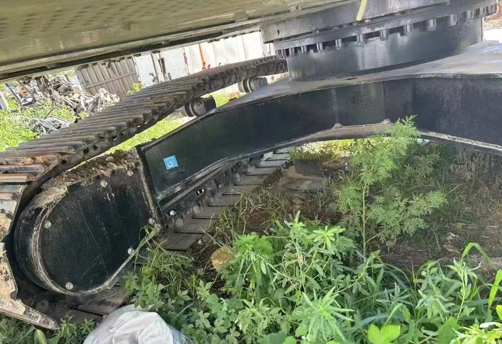 Hitachi 250 - Lánctalpas kotró: 4 kép. Hitachi 250 - Lánctalpas kotró: 4 kép.