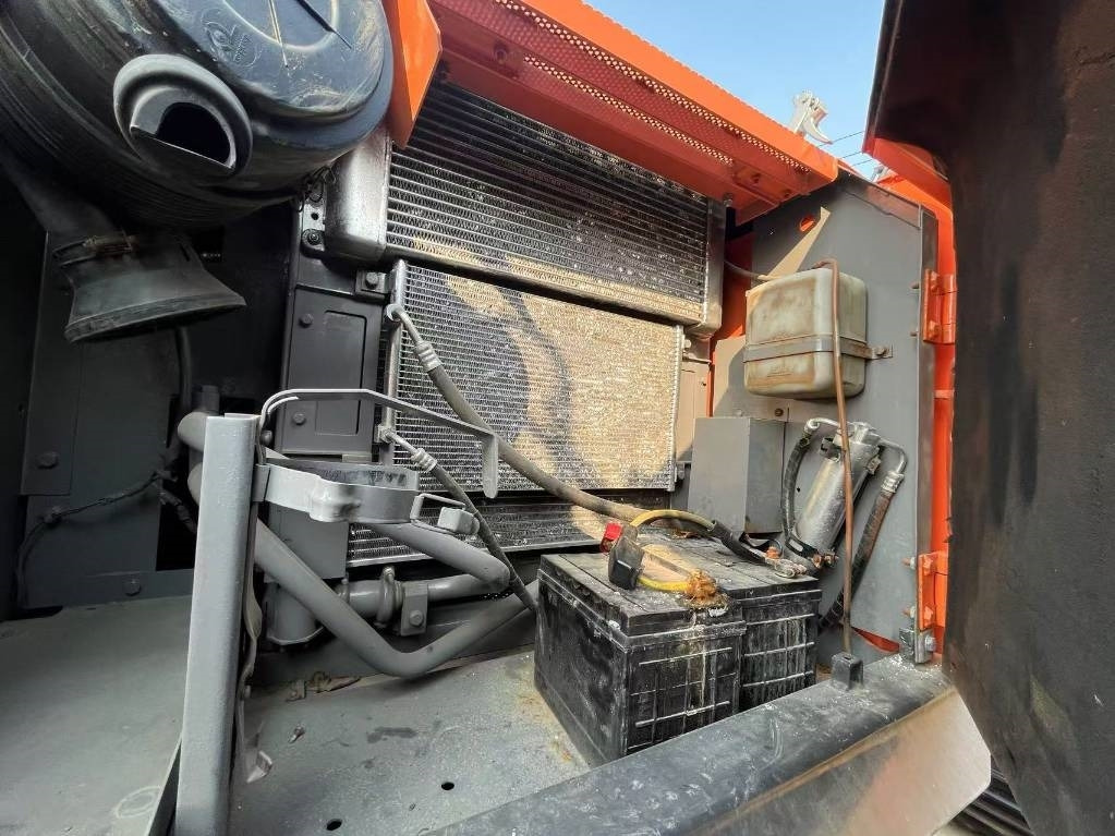 Hitachi ZX 160 - Lánctalpas kotró: 2 kép. Hitachi ZX 160 - Lánctalpas kotró: 2 kép.